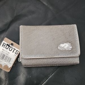 Roots 100% Leather Textured Gray Tri-fold Wallet with White Roots Logo Full Zip